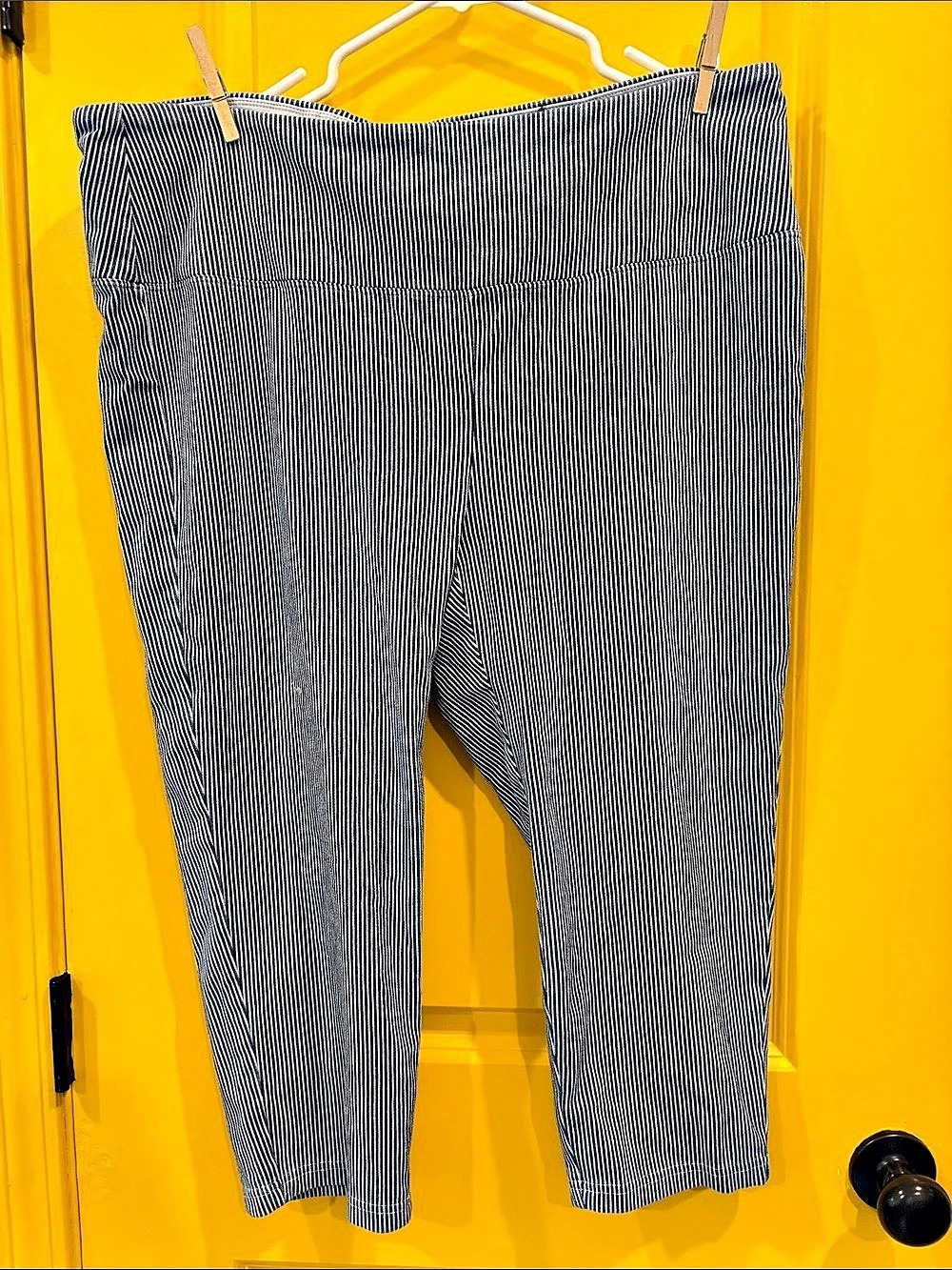 avenue Striped capri Leggings in Blue & White Size 18/20 Like New